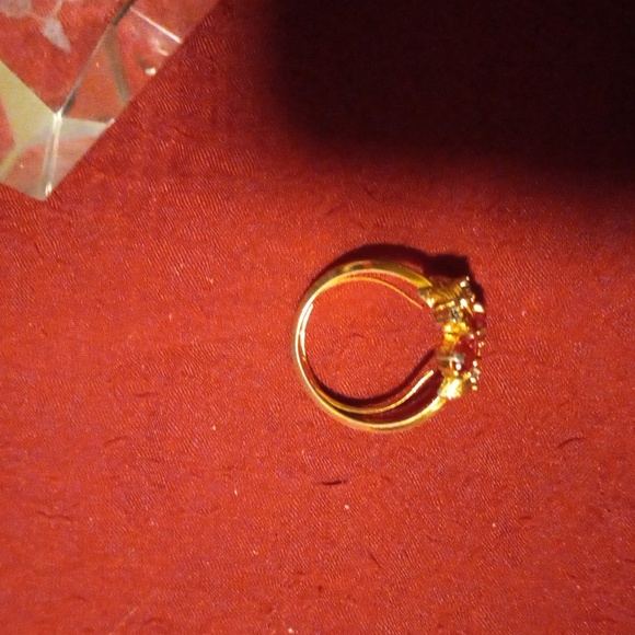 Gorgeous Avon ring with red and clear crystals. 7.5-8 ring sizer - Picture 6 of 6